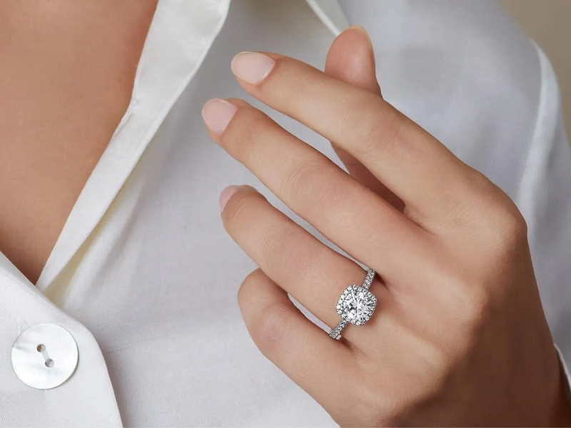 Nhẫn trang sức kim cương hoàn thiện trên tay