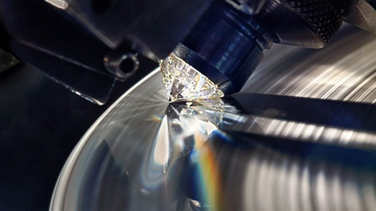 Chế tác kim cương thô thành đá quý lấp lánh