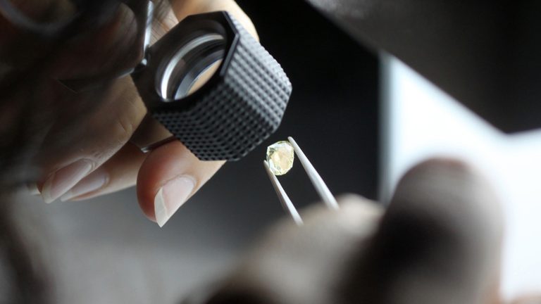 Kiểm tra kim cương tự nhiên và nhân tạo bằng thiết bị chuyên dụng