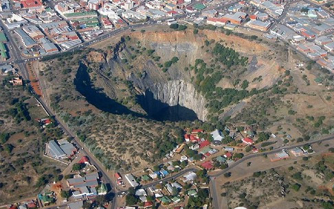 Khai thác kim cương từ mỏ lộ thiên tại Nam Phi