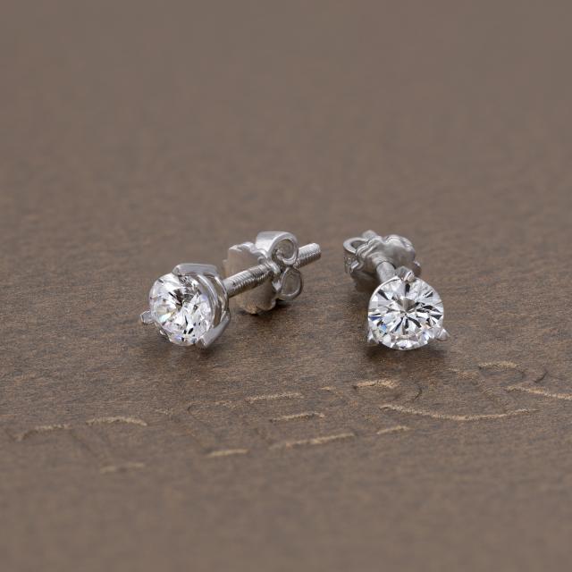 bông tai đinh stud của dương linh luxury